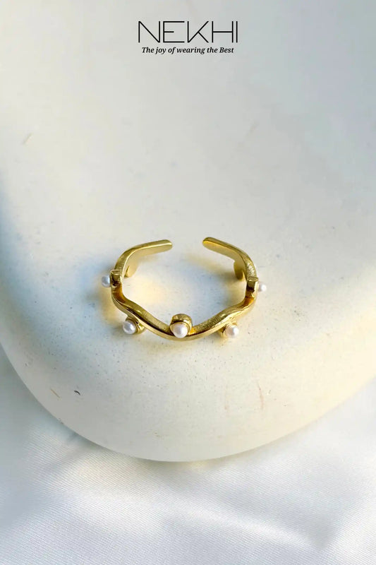 Curvy Pearl Ring