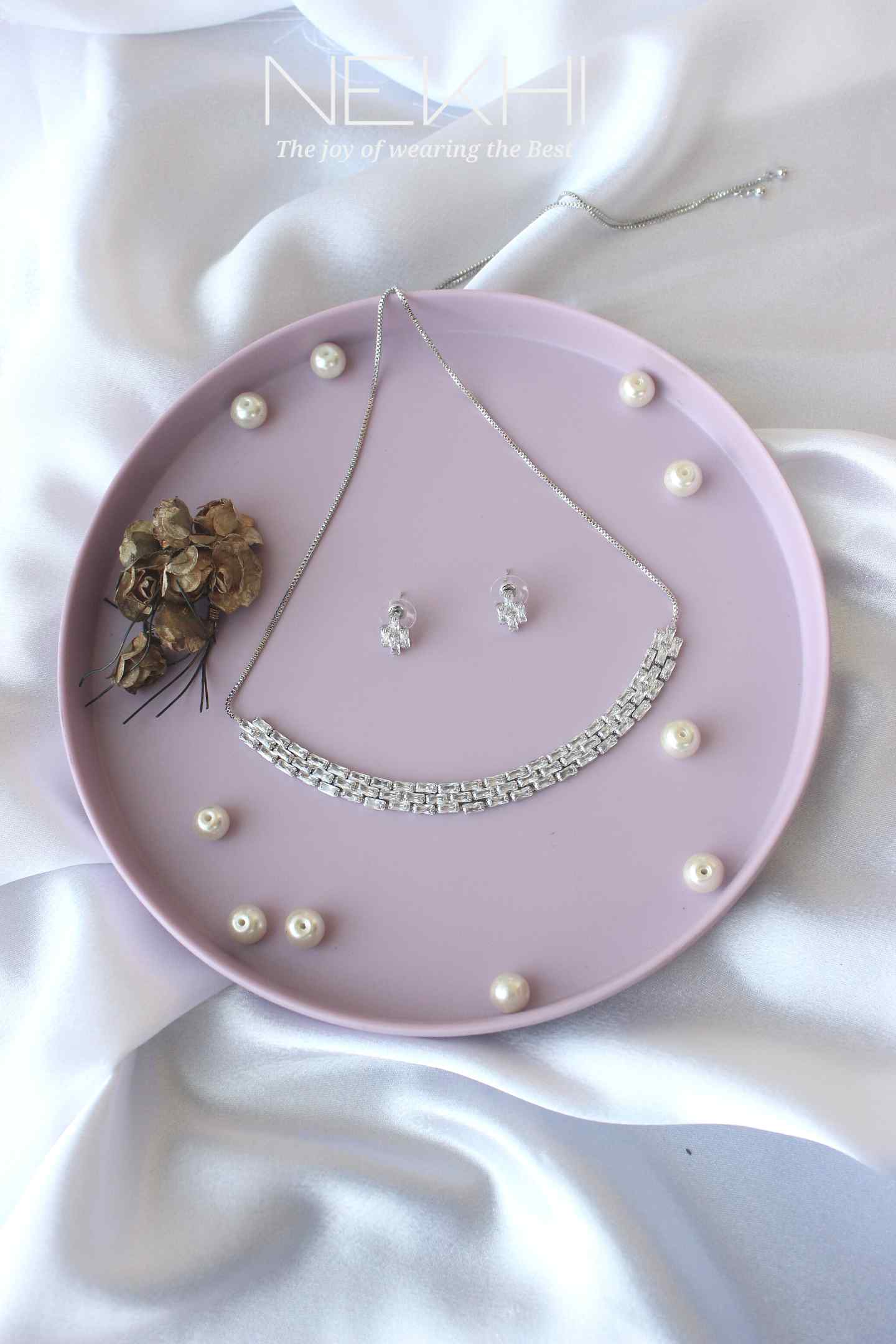 Shiny summer choker